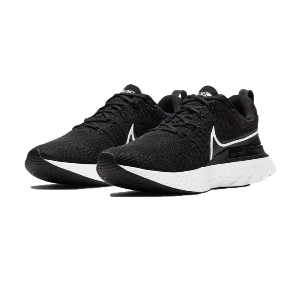 Nike Black Athletic Shoes with Cushioned Sole and Breathable Mesh